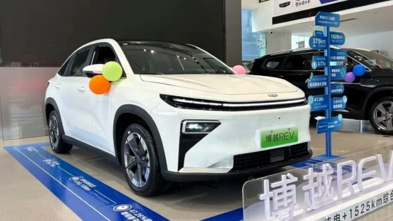 кроссовер geely atlas rev в Китае сбоку спереди