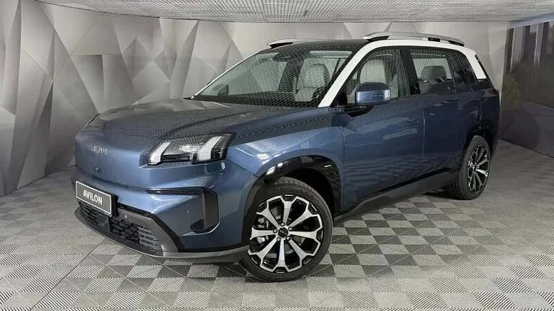 Кроссовер GAC Aion V в дилерском центре «Авилон» сбоку спереди в автосалоне