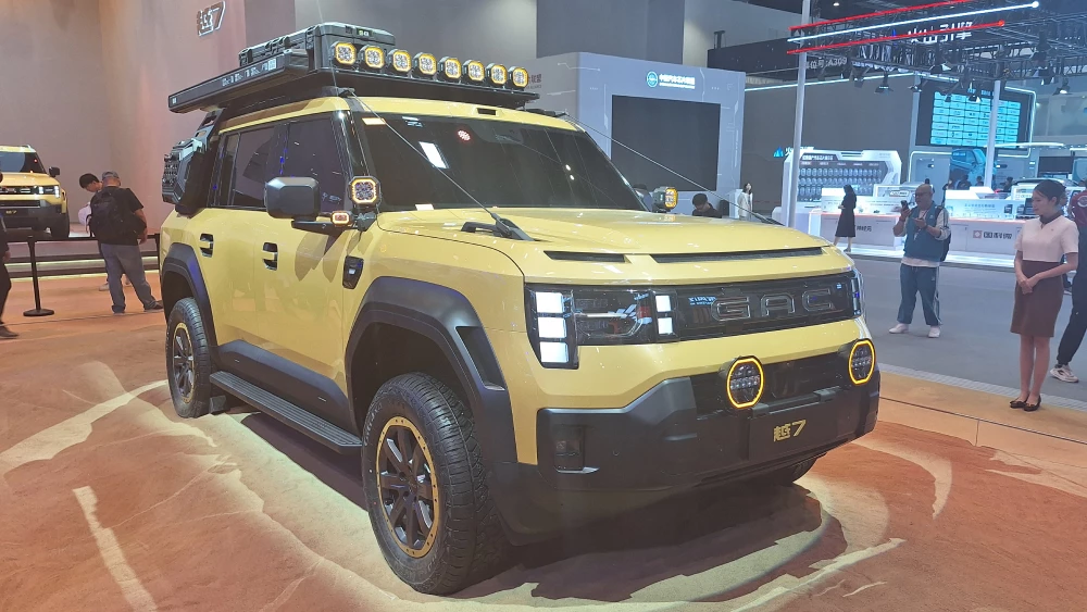 пекинский автосалон в пекине 2026 gac yue 7 гибридный внедорожник сбоку спереди жёлтый