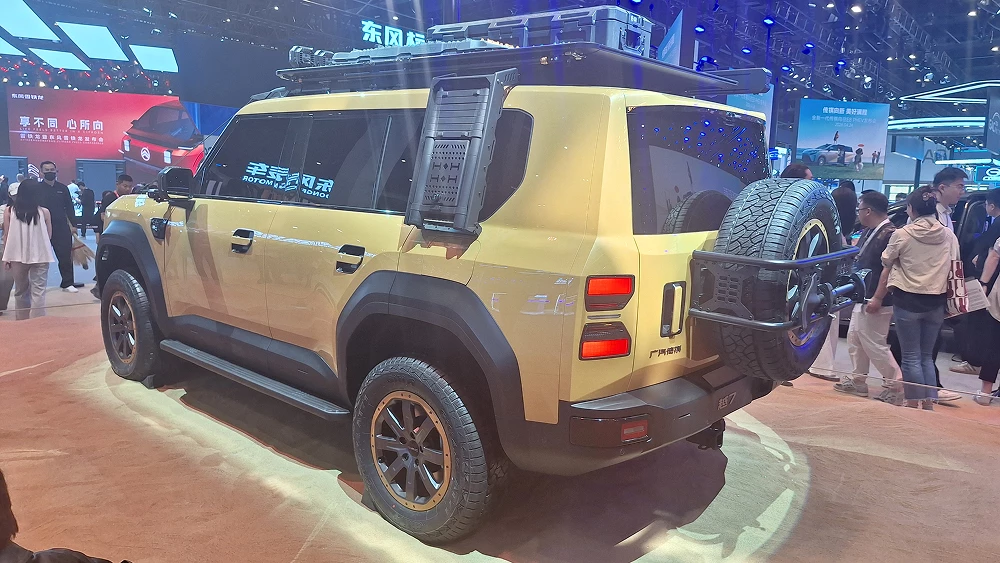 пекинский автосалон в пекине 2026 gac yue 7 гибридный внедорожник сбоку сзади жёлтый