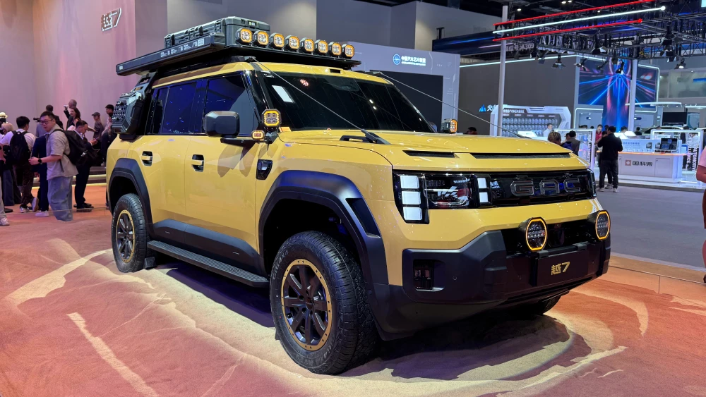 Рамный внедорожник GAC Yue 7 показали в Китае пекинский автосалон 2026 сбоку спереди желтый