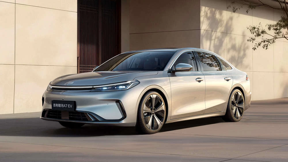 Седан Geely Galaxy A7 EV сбоку спереди