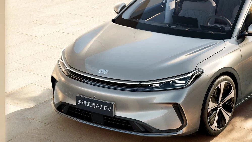 Седан Geely Galaxy A7 EV сбоку спереди