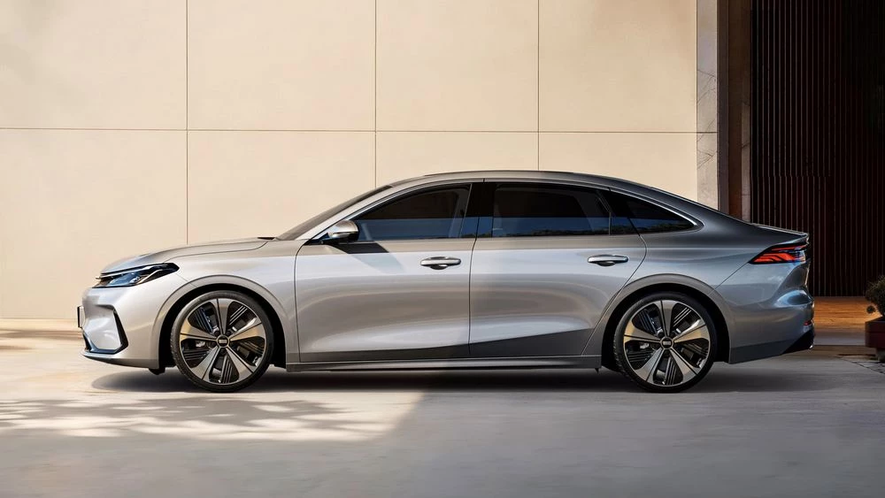 Седан Geely Galaxy A7 EV сбоку