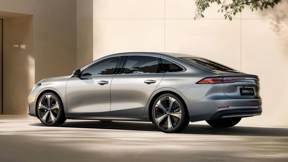 Седан Geely Galaxy A7 EV сбоку сзади