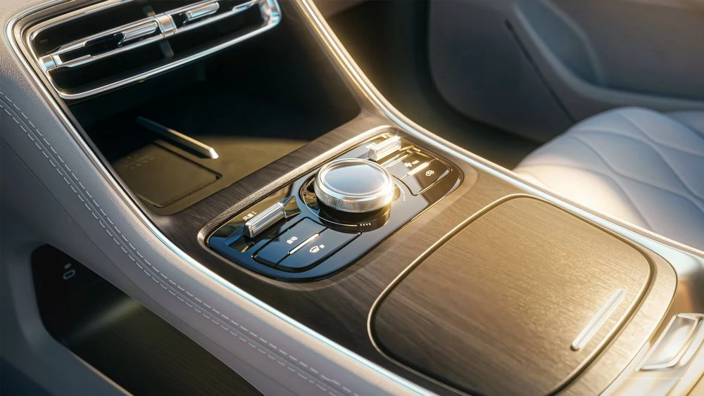 Седан Geely Galaxy A7 EV салон интерьер тоннель