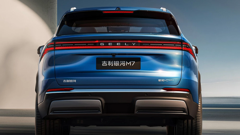 Geely Galaxy M7 сбоку сзади