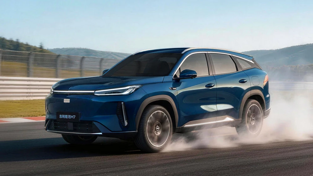 Geely Galaxy M7 сбоку спереди в динамике