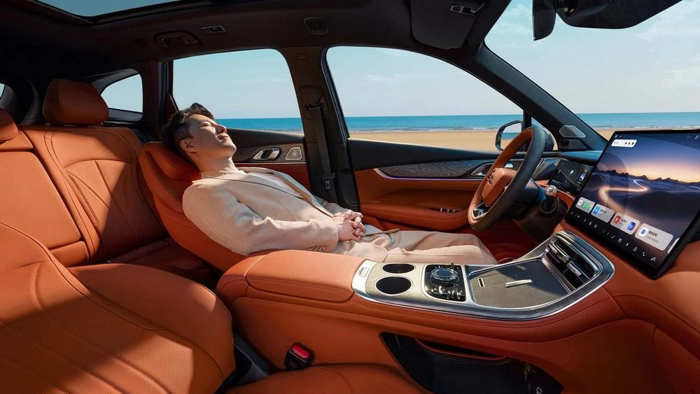 Geely Galaxy M7 салон интерьер пассажир сидит