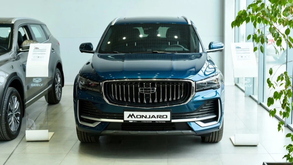 Geely Monjaro новый в автосалоне спереди ДЦ Ринг Белгород