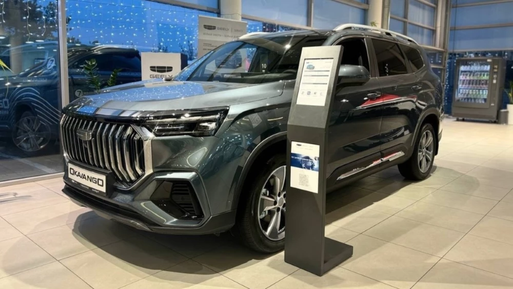 Geely Okavango новый в автосалоне сбоку ДЦ АвтоПорт-Т
