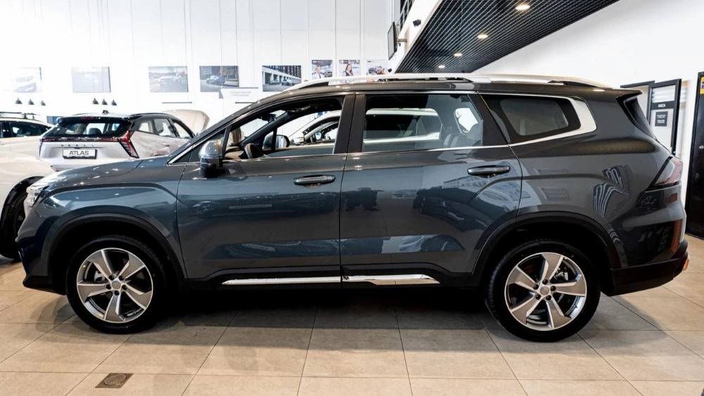 Geely Okavango новый в автосалоне сбоку ДЦ Регинас