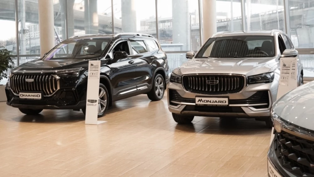 Geely Okavango Monjaro новые в автосалоне спереди ДЦ «Авангард» Санкт-Петербург