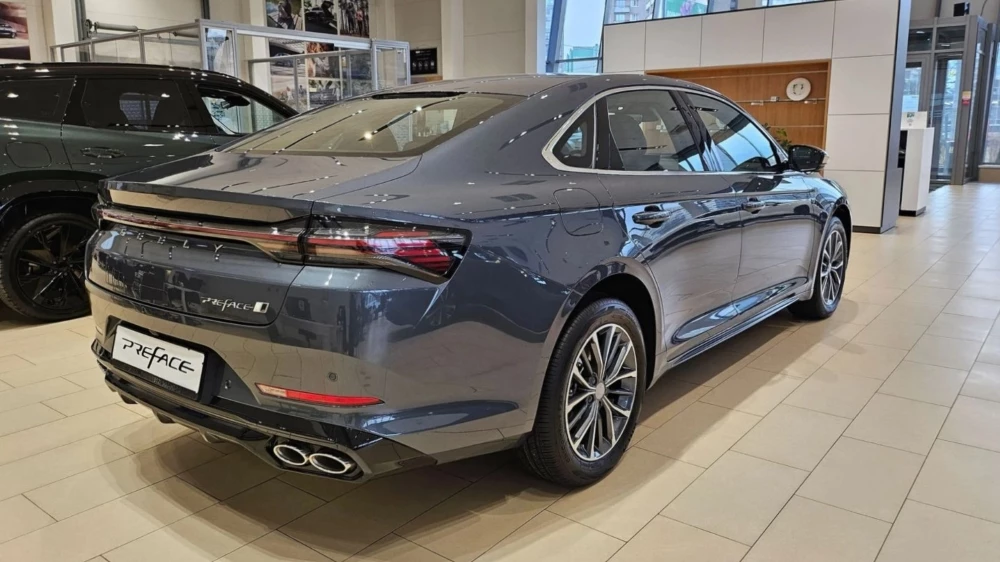 Седан Geely Preface у дилера в автосалоне купить новый сбоку сзади фэмили карс петербург