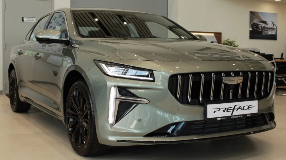 Седан Geely Preface у дилера в автосалоне купить новый сбоку спереди м2о петербург