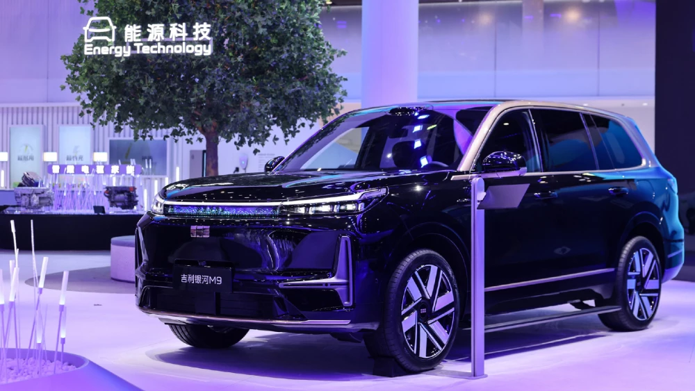 пекинский автосалон в пекине 2026 сбоку спереди кроссовер geely galaxy m9 сбоку спереди black gold