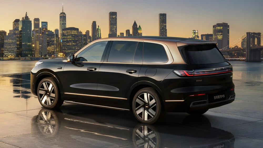 пекинский автосалон в пекине 2026 сбоку спереди кроссовер geely galaxy m9 сбоку сзади black gold