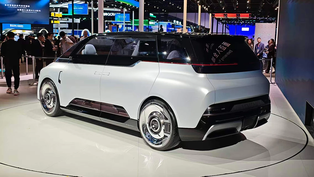 пекинский автосалон в пекине 2026 роботакси geely eva cab сбоку сзади 
