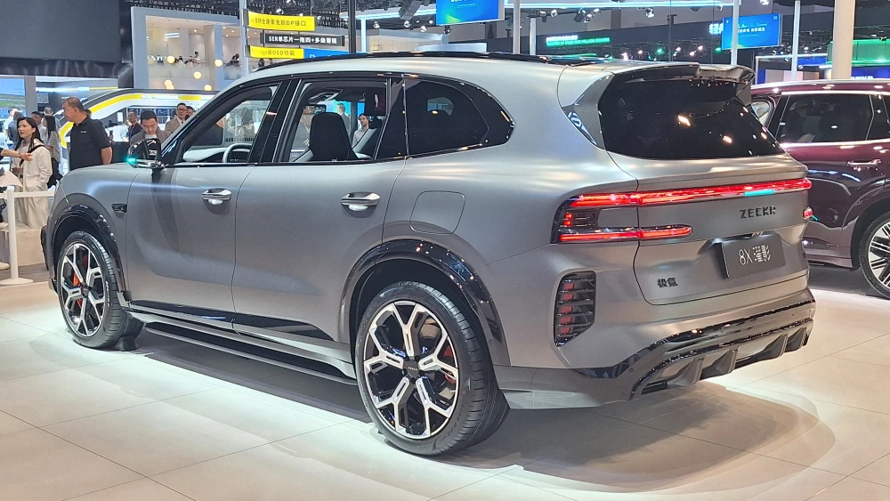 пекинский автосалон в пекине 2026 zeekr 8x сбоку спереди кроссовер гибридный 