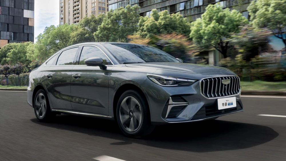 седан geely emgrand i-hev в Пекине спереди сбоку гибрид в динамике