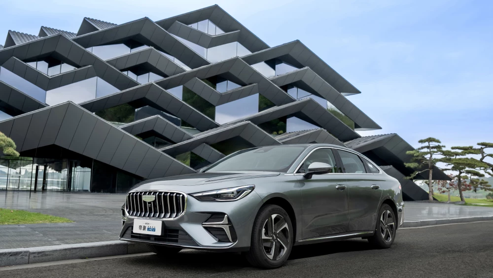 седан geely emgrand i-hev в Пекине спереди сбоку гибрид в динамике