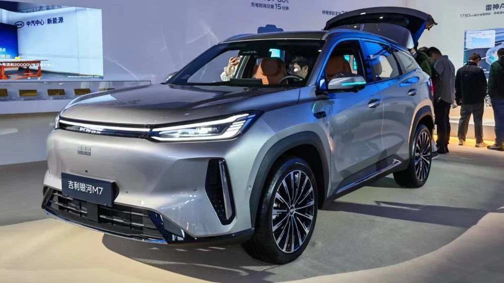 Geely Galaxy M7 сбоку спереди