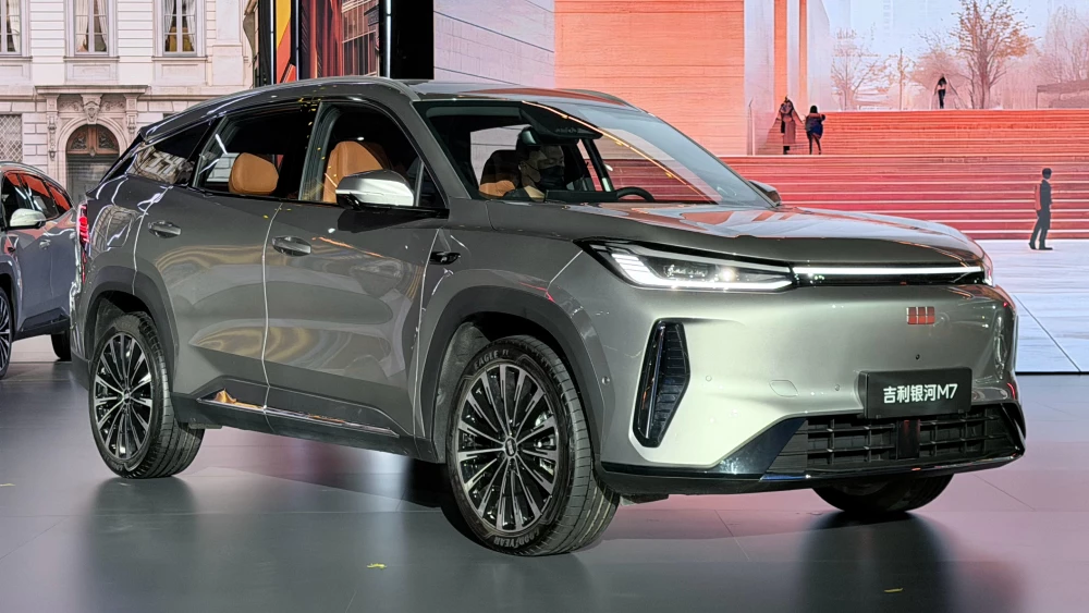 В Китае начались продажи нового кроссовера Geely Galaxy M7. Подробности и цены Geely Galaxy M7 сбоку спереди