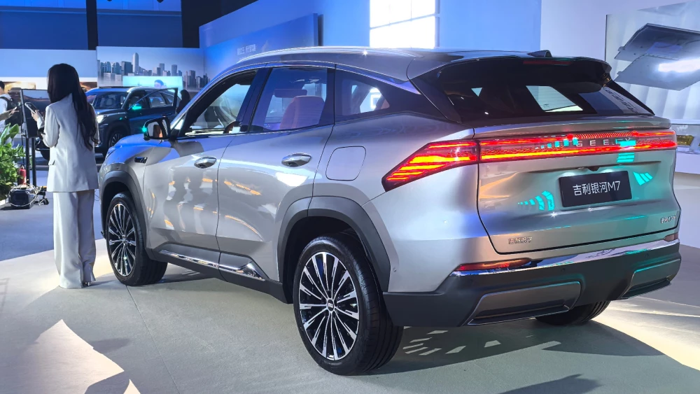 Geely Galaxy M7 сбоку сзади