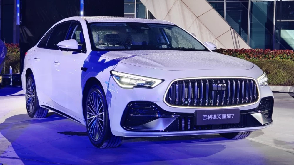 Цены Geely Galaxy Starshine 7 назвали в Китае гибридный седан полный привод сбоку спереди белый