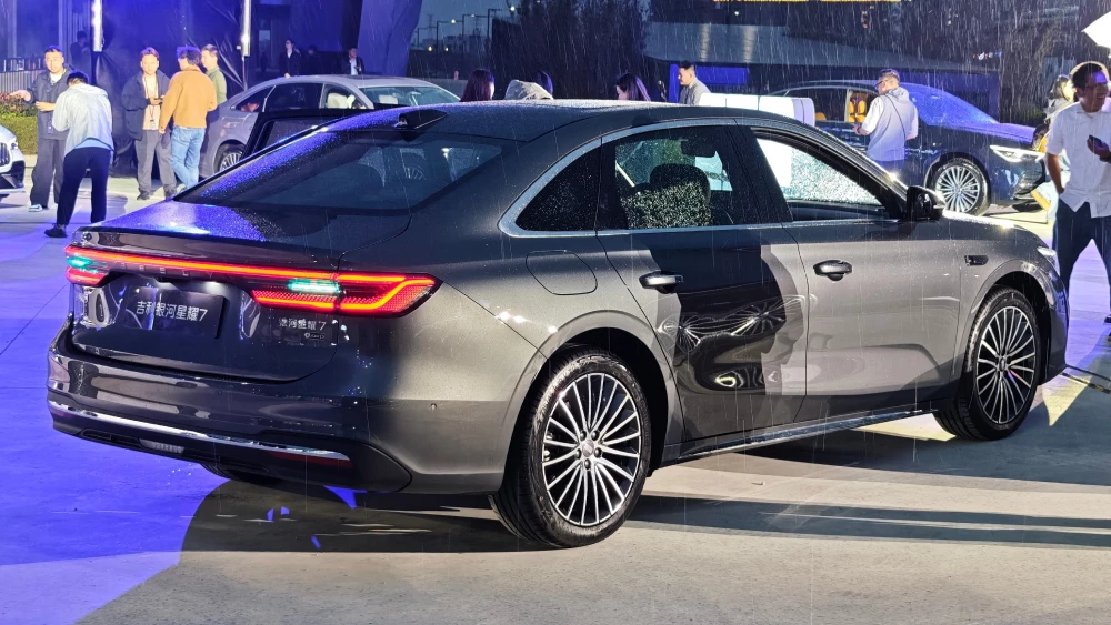 Цены Geely Galaxy Starshine 7 назвали в Китае гибридный седан полный привод сбоку сзади серый