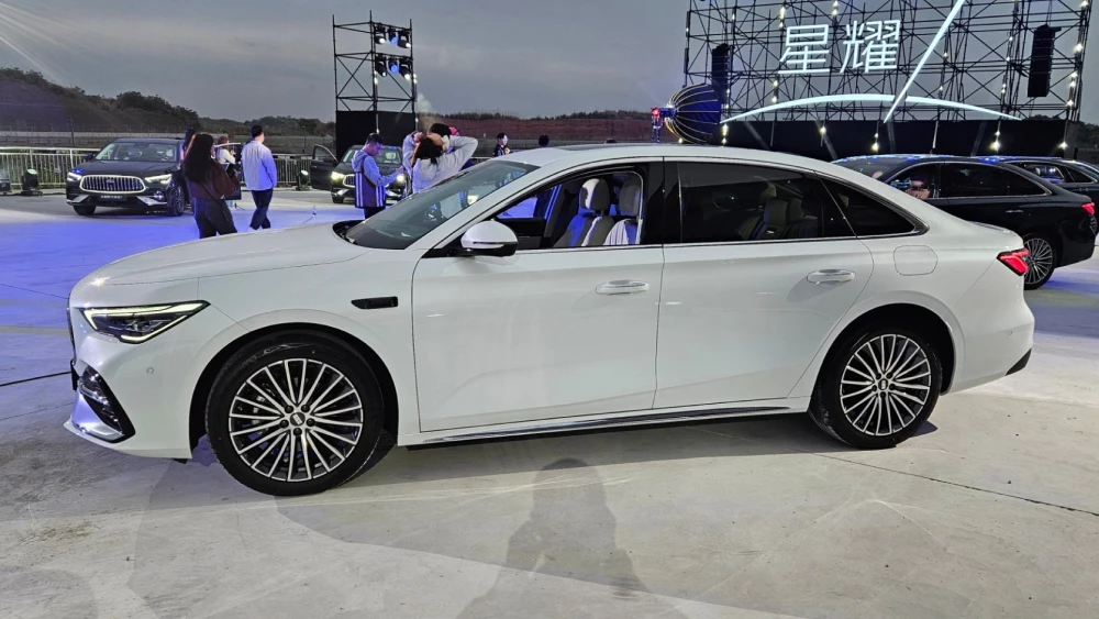 Цены Geely Galaxy Starshine 7 назвали в Китае гибридный седан полный привод сбоку спереди белый