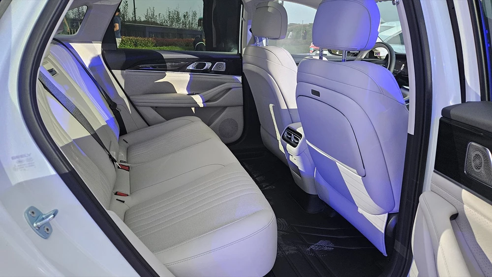 Цены Geely Galaxy Starshine 7 назвали в Китае гибридный седан полный привод салон белый задний ряд