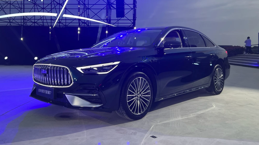 Geely назвала цены на Galaxy Starshine 7. Это полноприводный гибридный седан Цены Geely Galaxy Starshine 7 назвали в Китае гибридный седан полный привод сбоку спереди черный
