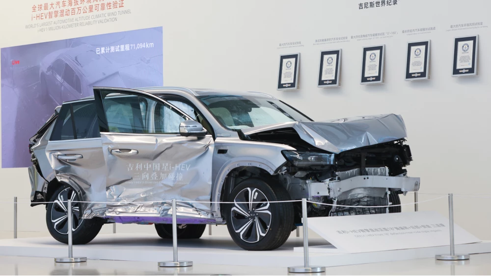 Geely представила передовой традиционный гибрид monjaro i-hev сбоку спереди краш-тест