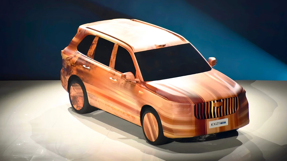 Geely представила передовой традиционный гибрид KX21 i-hev сбоку спереди