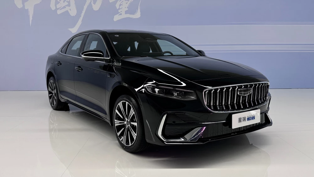 Geely представила передовой традиционный гибрид preface i-hev сбоку спереди черный