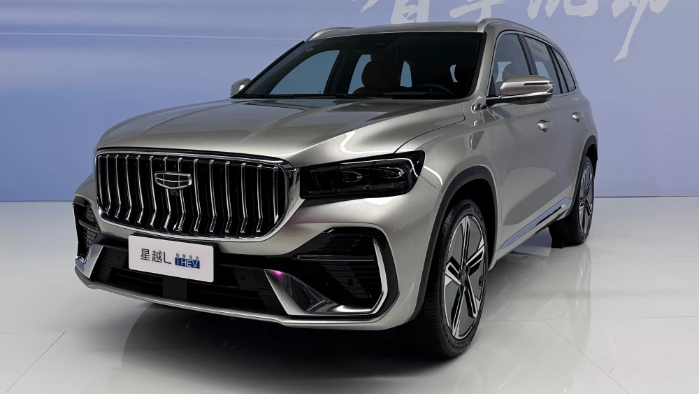 Geely представила передовой традиционный гибрид monjaro i-hev сбоку спереди