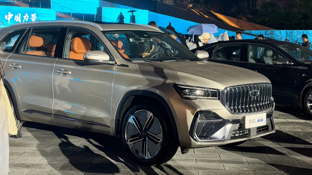 Geely представила передовой традиционный гибрид monjaro i-hev сбоку спереди