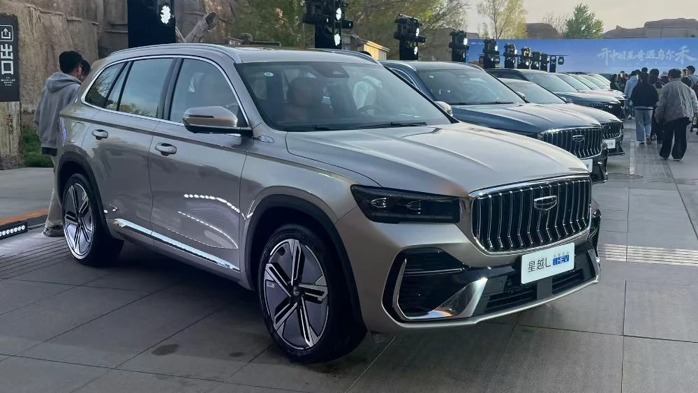 geely monjaro i-hev кроссовер сбоку спереди серебряный заказать китай