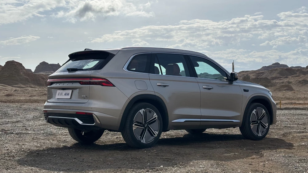 geely monjaro i-hev кроссовер сбоку сзади серебряный заказать китай традиционный гибрид