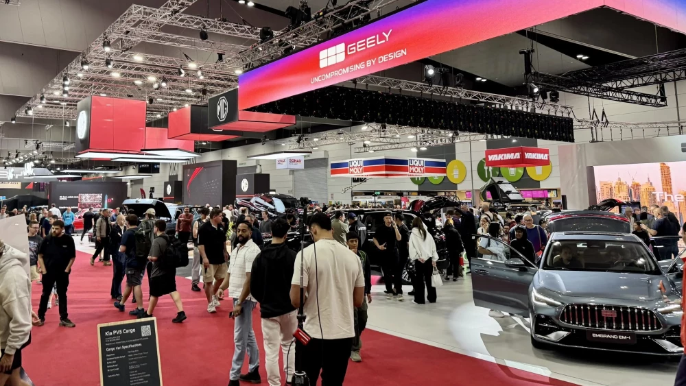Geely представила новинки для глобального рынка два параллельных гибрида седан кроссовер geely emgrand em-i geely m9