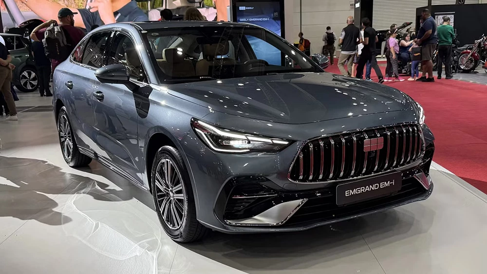Geely представила новинки для глобального рынка два параллельных гибрида седан кроссовер geely emgrand em-i сбоку спереди