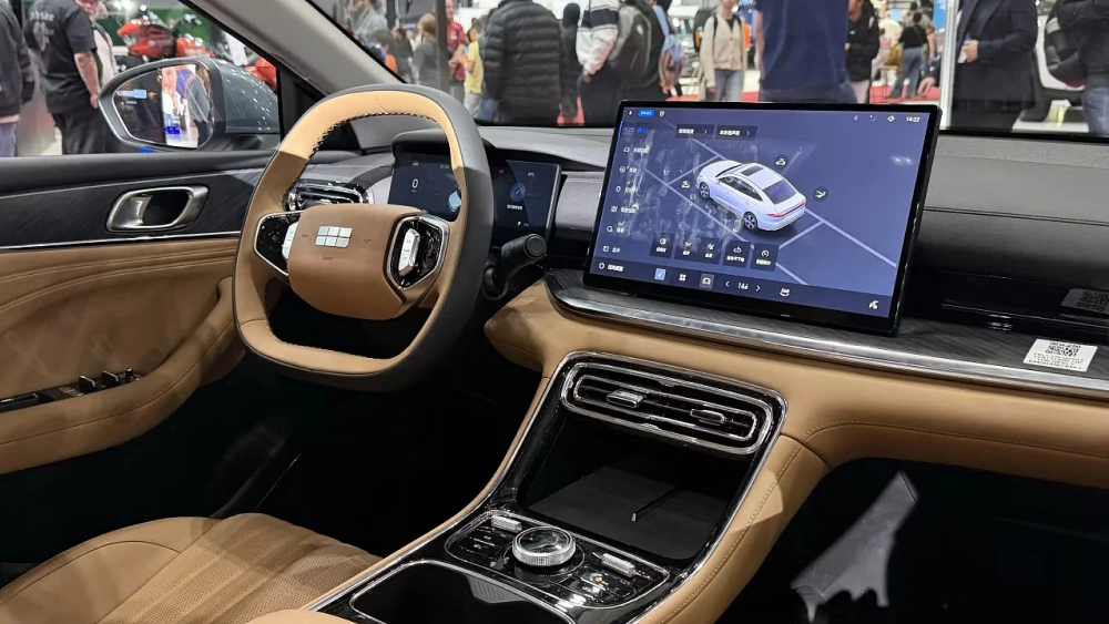 Geely представила новинки для глобального рынка два параллельных гибрида седан кроссовер geely emgrand em-i салон коричневый