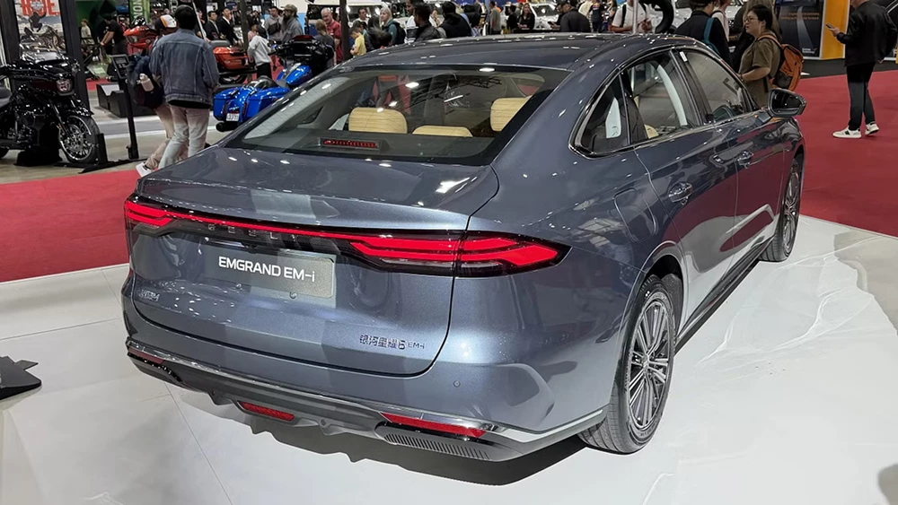 Geely представила новинки для глобального рынка два параллельных гибрида седан кроссовер geely emgrand em-i сбоку сзади