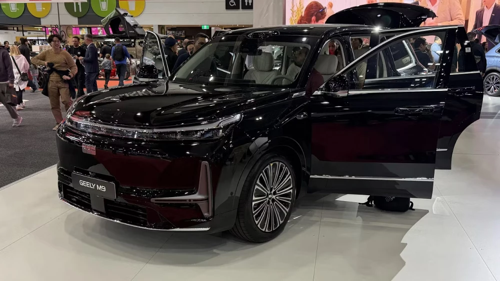 Geely представила новинки для глобального рынка два параллельных гибрида седан кроссовер geely m9 сбоку спереди черный