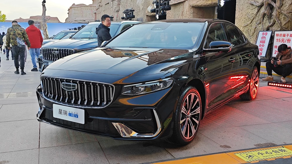 geely preface i-hev традиционный гибрид седан сбоку спереди черный стало возможно заказать в китае