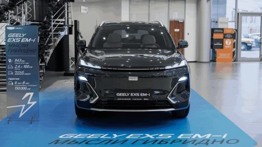 Geely EX5 EM-i у дилера в автосалоне Бизнес Кар спереди
