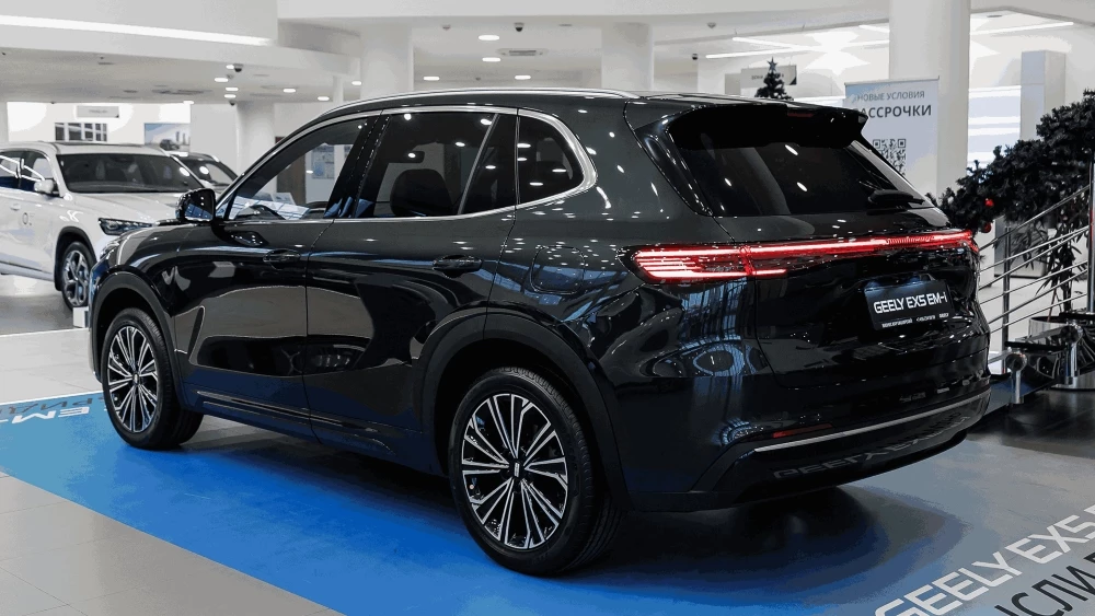 Geely EX5 EM-i у дилера в автосалоне Бизнес Кар сбоку сзади