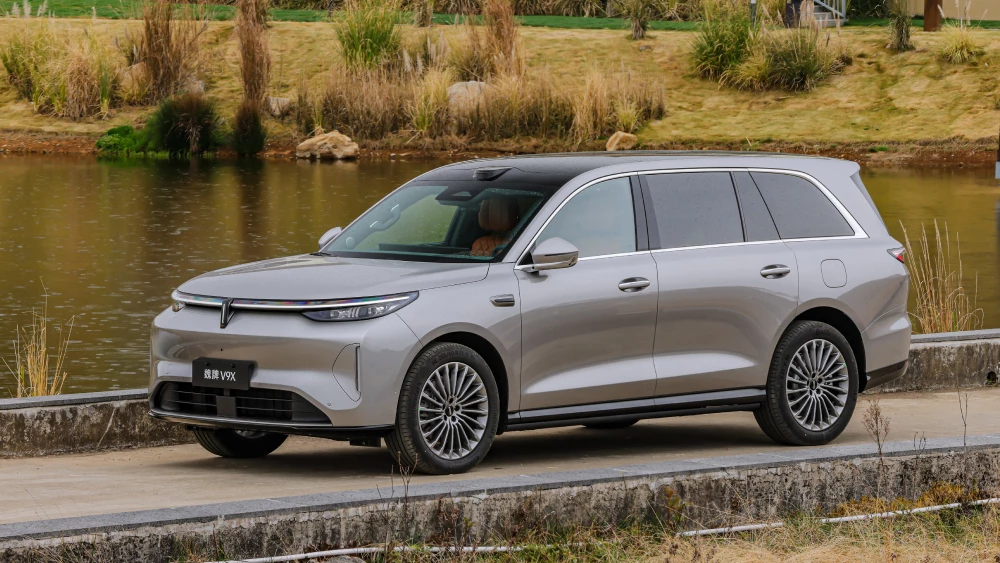 Председатель GWM призвал конкурентов учиться у его компании wey v9x кроссовер серый сбоку спереди