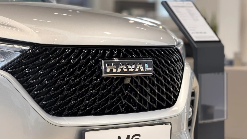 Кроссовер Haval M6 спереди решетка у дилера в автосалоне